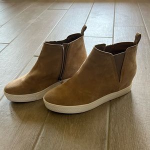 Caslon Wedge Tan Camel Sneaker in 7.5